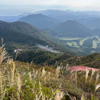山頂駅とその下の駐車場、だいぶ台数が少なくなった。