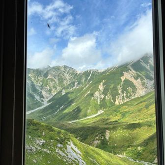 角部屋だったので窓から立山連峰がぐるっと眺められる✨