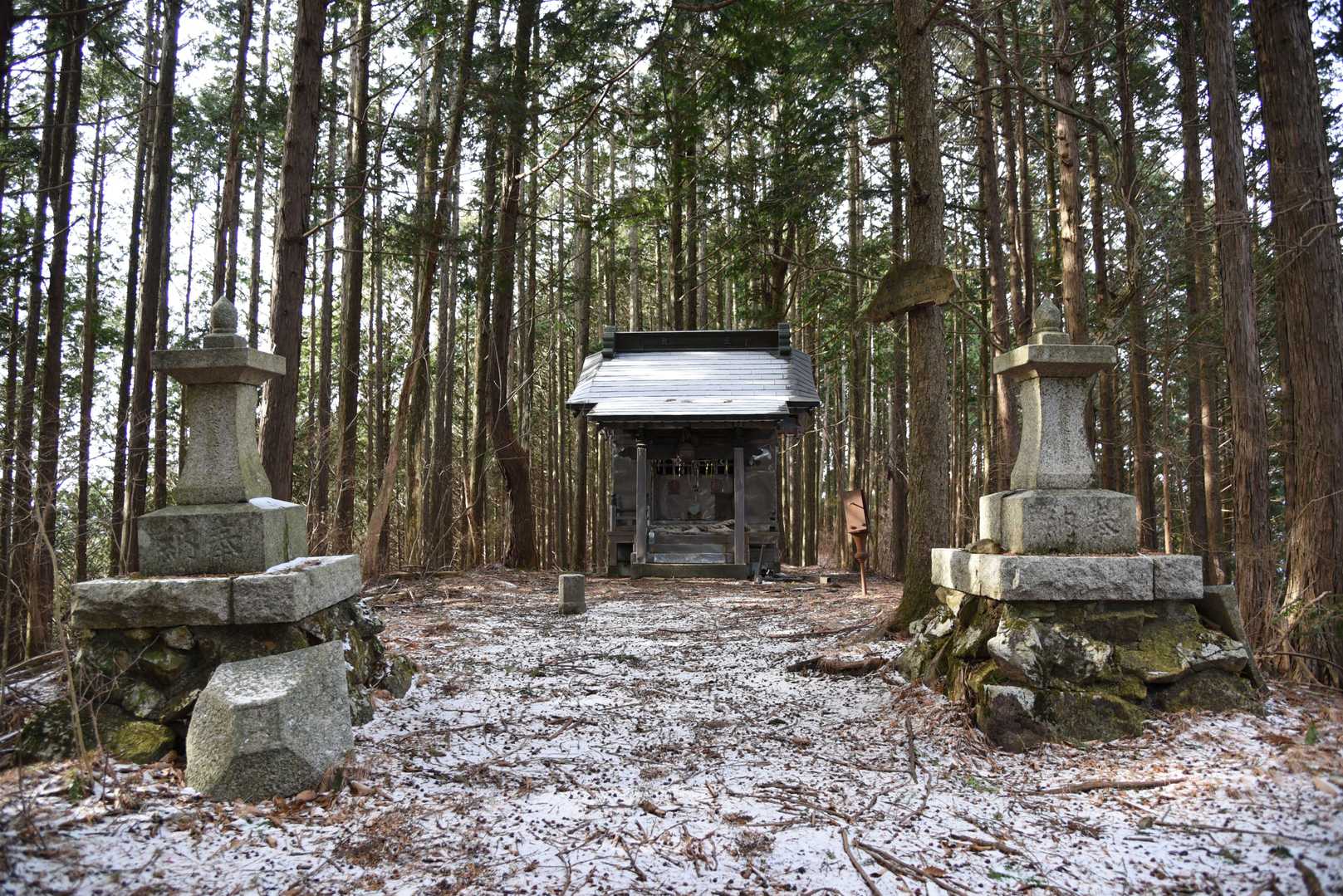 笹目倉山の神社です。
山頂付近には雪がありましたが、チェーンスパイクは無くても大丈夫でした。