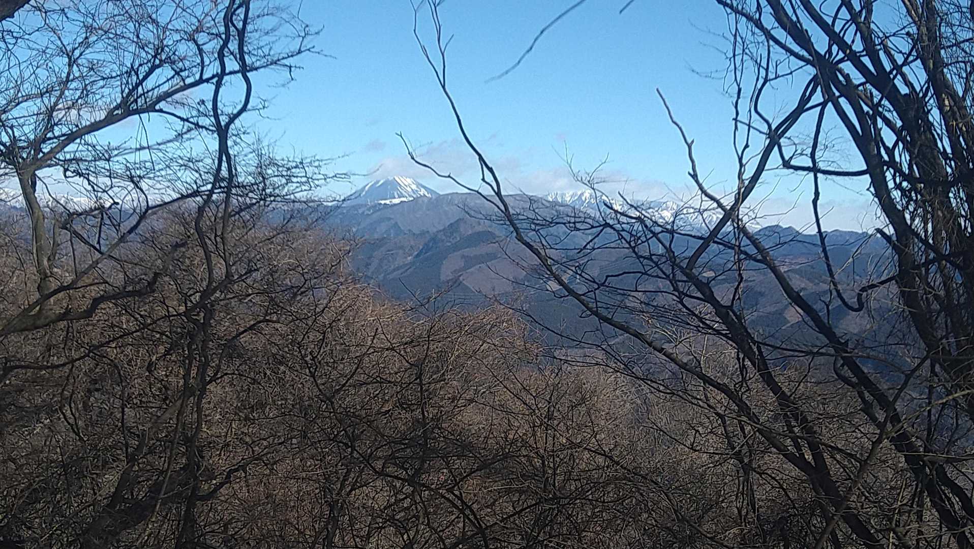 日光連山がチラリ