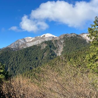 チラ見えする山頂。まだまだ遠い💦
そして見事に冠雪しています。