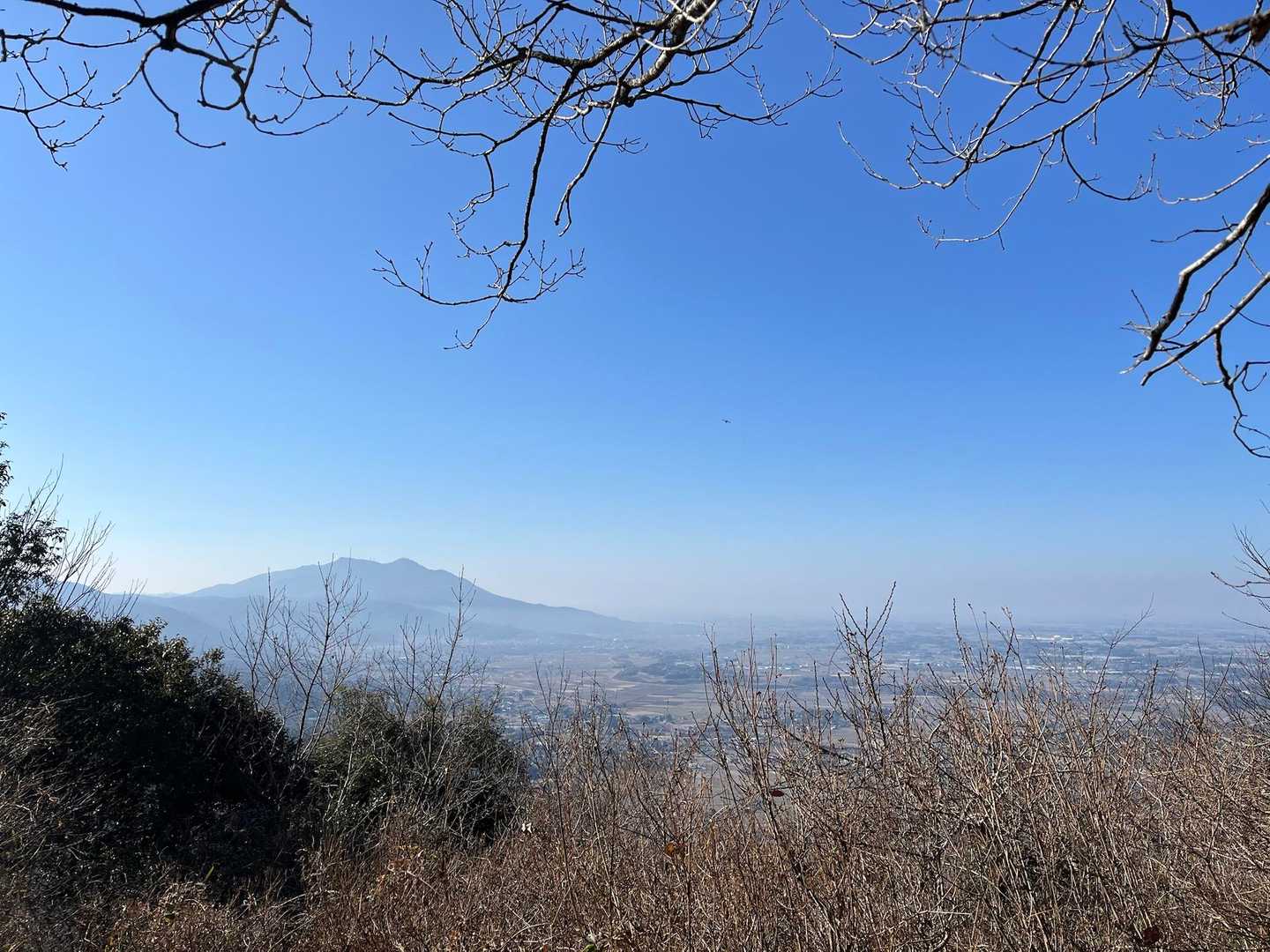 落ち葉の積もる坂道を登り、雨引山へ到着🙌
筑波山かな？