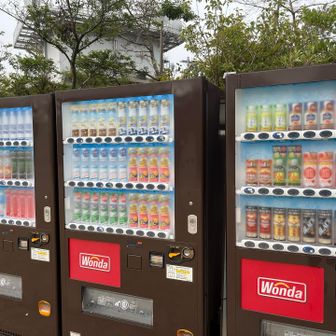 自販機もリニューアルしてる、以前はIC対応の自販機もあったけどなくなってました。現金持ってきてよかった