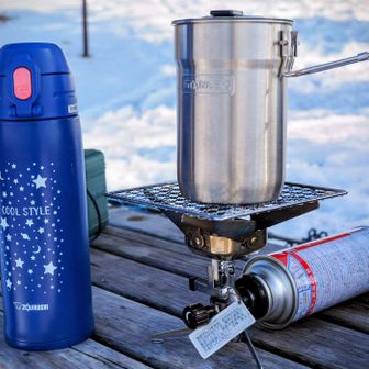 ひさしぶりに山ラーメン。
娘が小学生のときに使ってたデカ水筒に沸かしたお湯を入れてきた🤣
それを沸かし直してます🔥

そして、あまりの強風にクッカーの蓋が吹き飛ばされ、親切な方に拾っていただきました💦
ありがとうございました🙂‍↕️