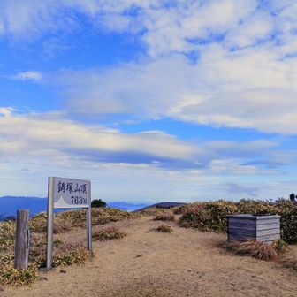 変わらず風やや強めなので、戻りながらランチできそうな落ち着ける場所を探します…ん？ちょっと片膝が重くなってきたな。あ！？スマホの電池残量ギリギリ～
