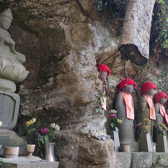 赤い帽子をかぶったお地蔵様