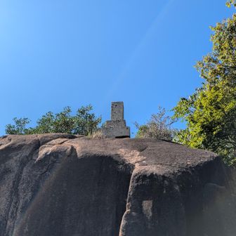 岩の上に🙏✨
この大きな🪨にも何やら彫られていました🙏✨