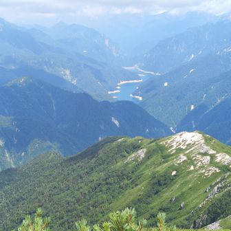 黒部ダムを見下ろしながらの下山です