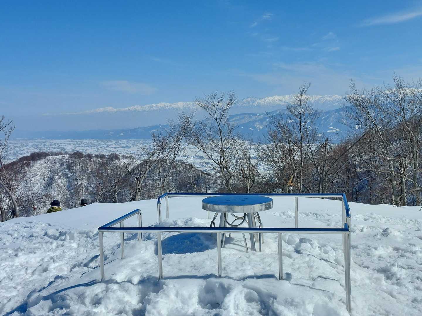 白兀山山頂です
わぁ～埋まってますね🤭