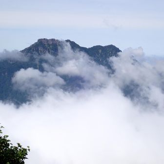 石鎚山の北壁が浮かび上がる。