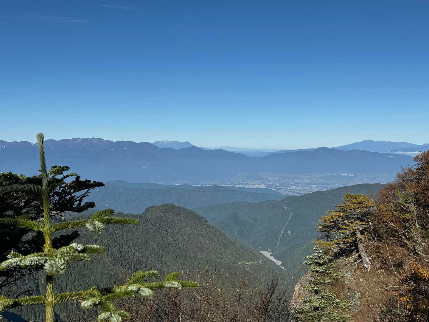 ちょうど1年前も

同じコースで登ったんです。

が…

帰りのバス🚌の時間に
間に合わず　引き返して💦
甲斐駒ヶ岳⛰️未踏➡️惨敗😅

今回は…
その教訓をいかして

2時間30分⏰程
北沢峠に前倒しで到着できる
休日ダイヤ🚌の今日を狙って

甲斐駒ヶ岳⛰️ 再び挑戦なのです😤
(御嶽山きれい)