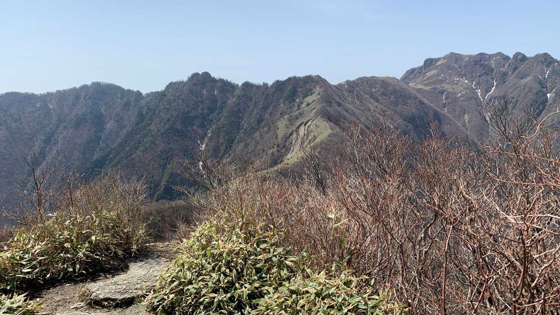 岩山の上からの眺望
平地があるので安定しているのですが、やはり崖は崖　怖いものは怖い