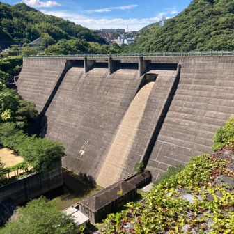 西山ダムは新旧あり、古い方は日本で2番目に建設されたコンクリートダムです。写真のは後から追加された新しい方となります