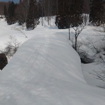 橋を渡ってすぐの六十里街道に入っていきます。