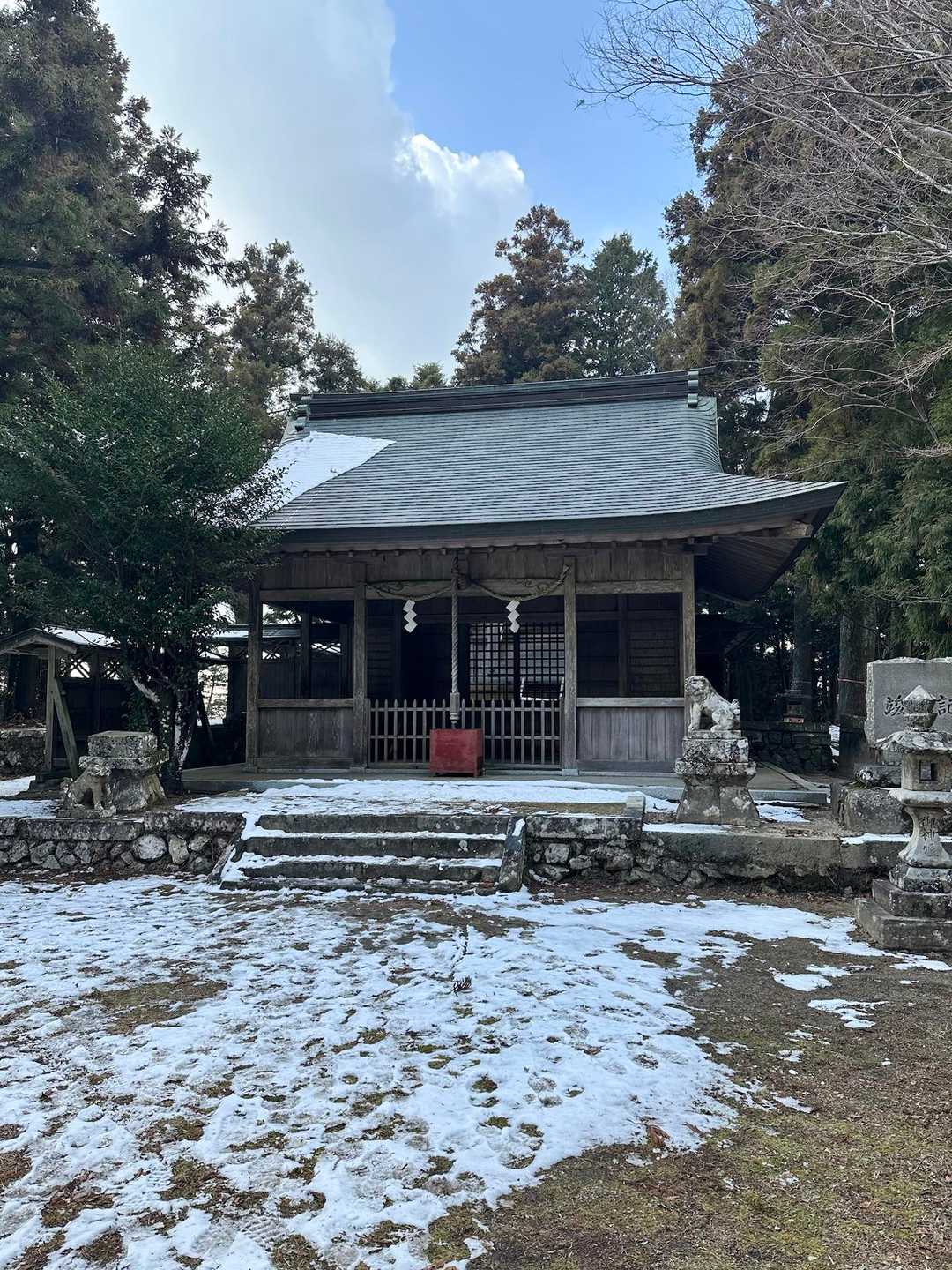 屋根の一部だけ切り取ったようなゆきが残っています。日の当たり具合かな？