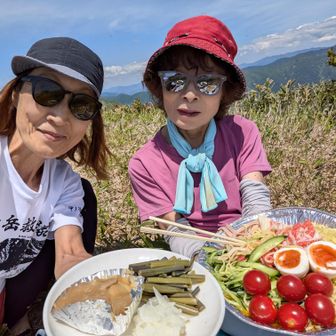 「いただきま〜す」
私達2人の貸切山です🥰
この広大な景色を、2人で堪能します✌