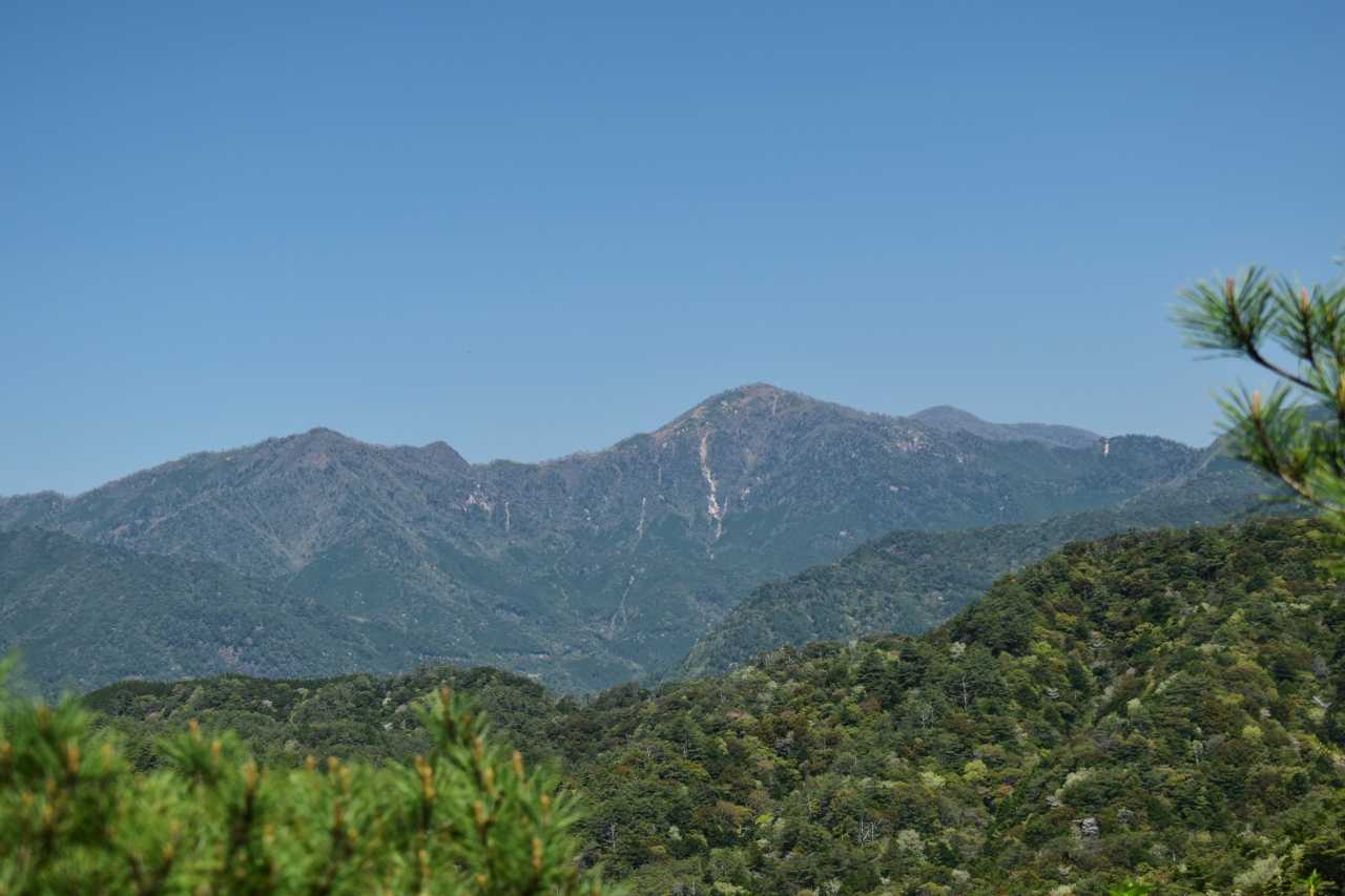 正面は鬼の目山です。
右に少し頭を出してるのが大崩山、左に見えるのが国見山です。