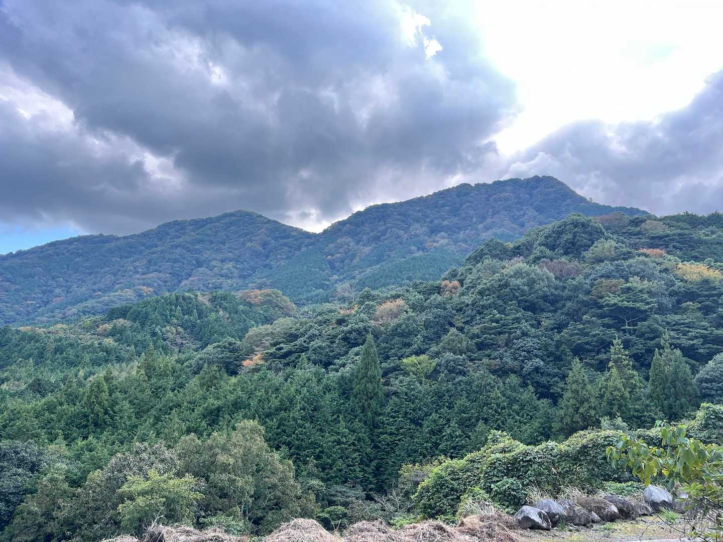 第二駐車場からの雌岳と鹿嵐山