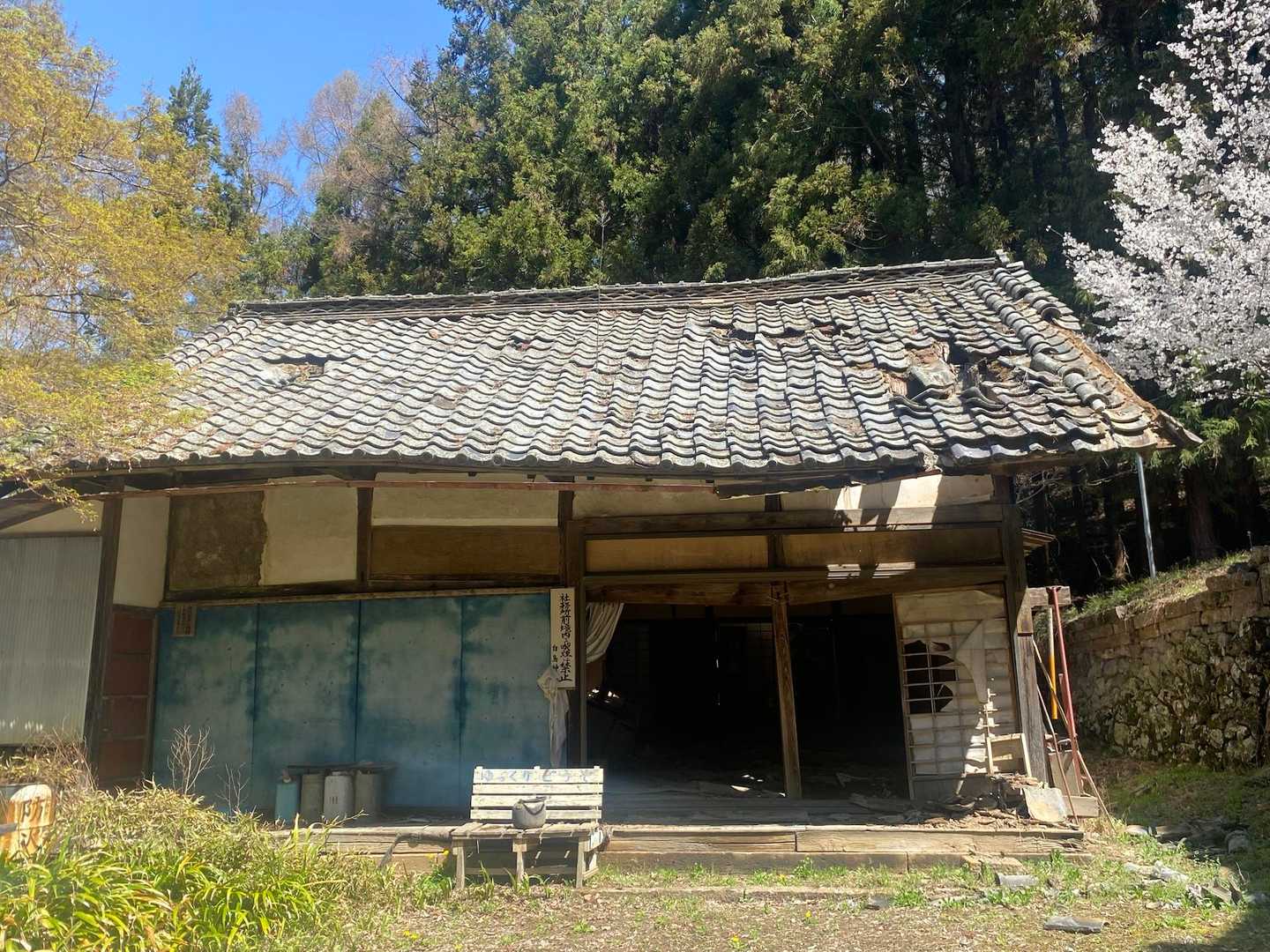 社務所は倒壊しかけてる⚠️