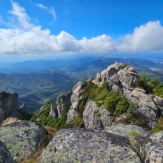 山頂はとにかく人が多いので、こっちの景色側で休憩。でも岩の上はなんか怖いので一段下がったところで。←さっきまで、けっこうギリギリのとこまで攻めて立って写真撮ってたりしてたのに笑

岩が温かくて気持ちよくて、このまま岩の上で寝ていたいくらい。が、帰りのバスの時間や岩場の下り、混み具合も気になるので、名残惜しいけど早々に下ります。