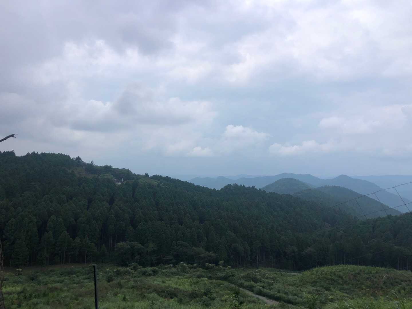 周りの山々・・ほとんど霞んでる