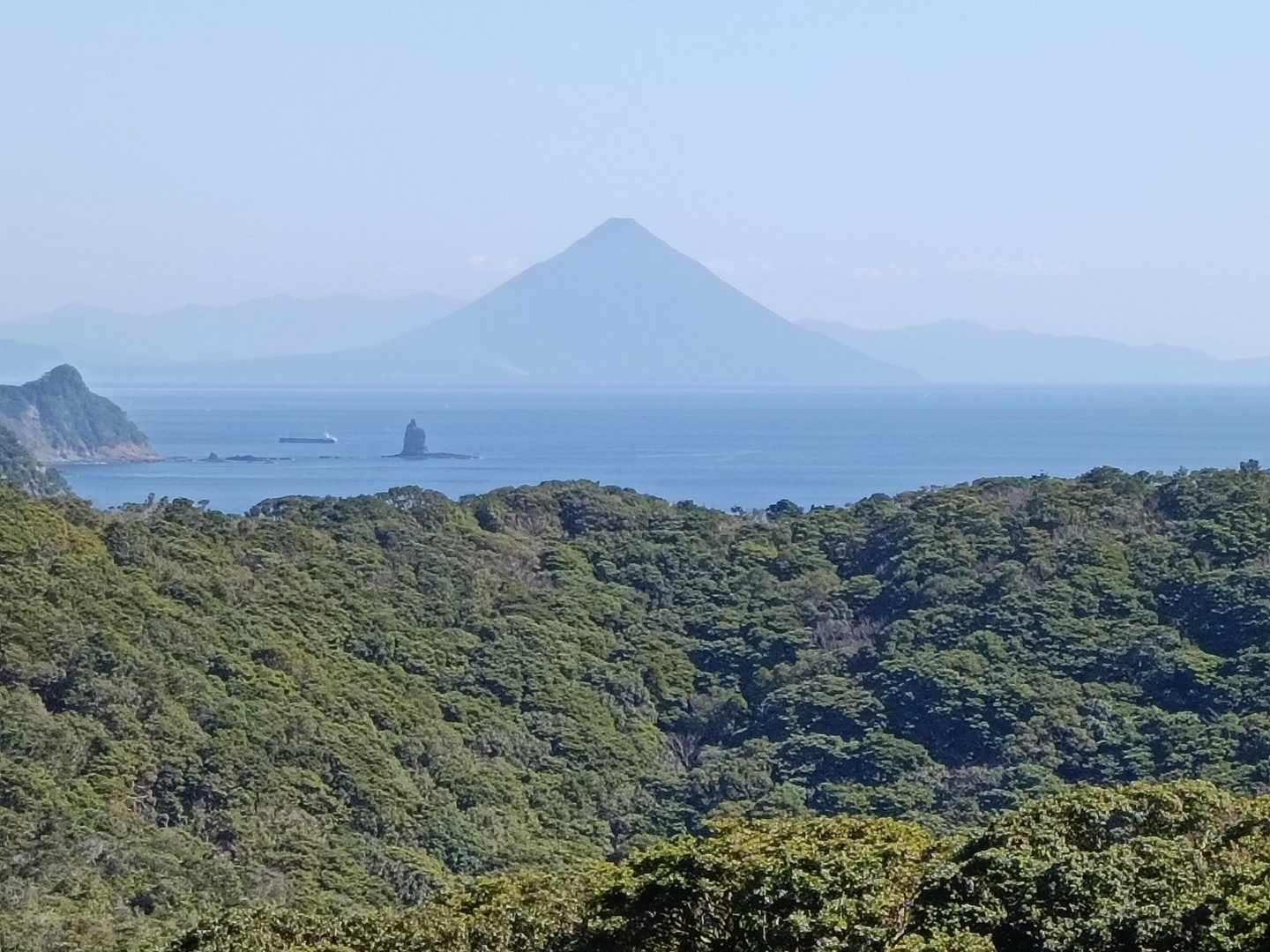 立神岩と開聞岳。