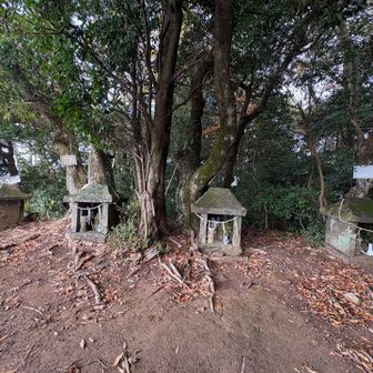 祠が四つ並んでいます