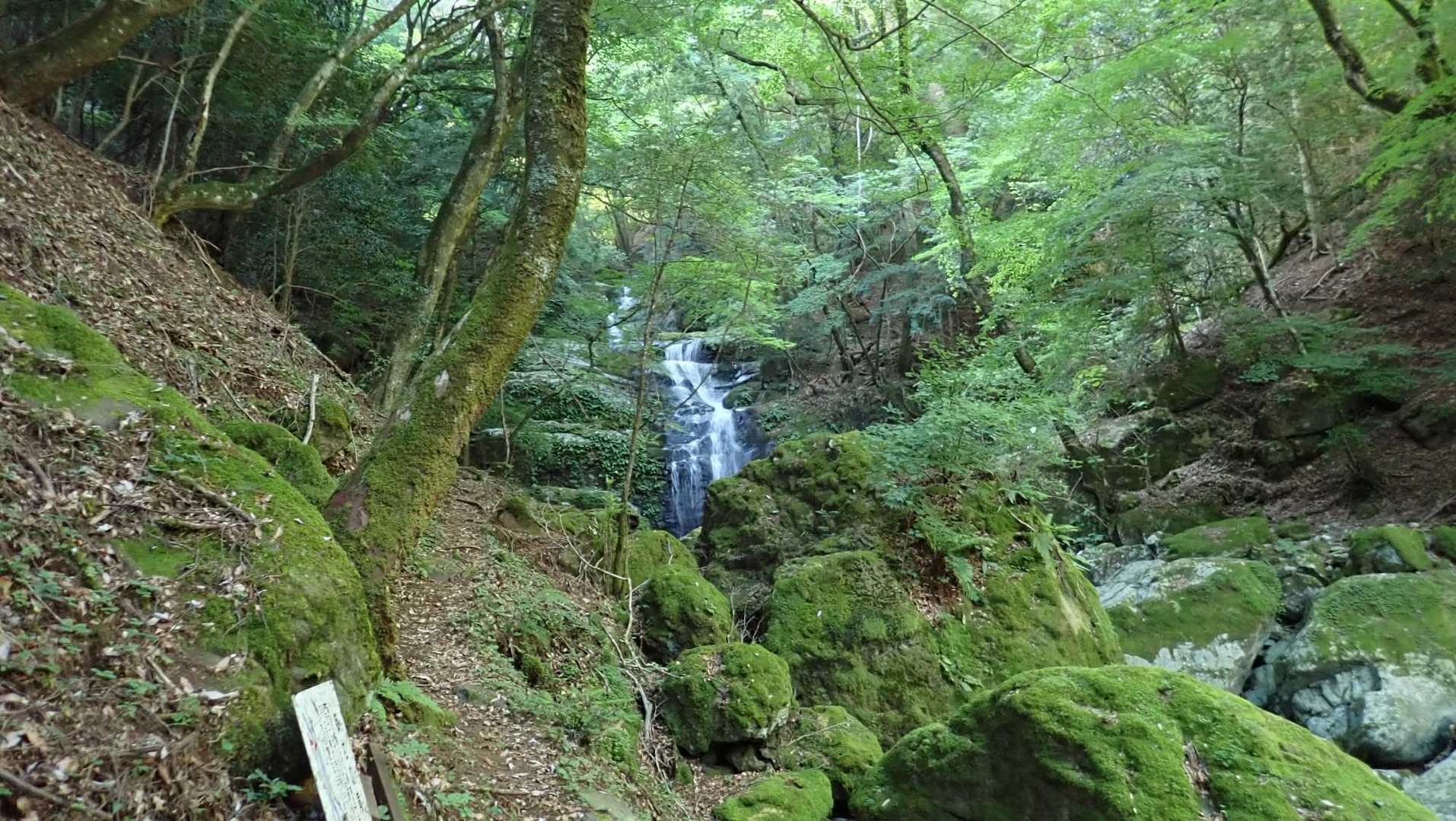 御社の滝。