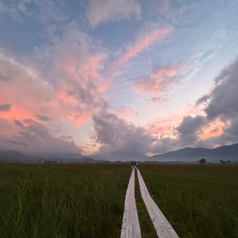 夕食後は、2回目の風呂♨️に入り、
ほろ酔いのまま夕涼みへ🚶
気持ち良すぎて、竜宮十字路 あたりまで山歩🚶

尾瀬ヶ原からの夕焼けがオレンジ色に染まり静寂の世界🧡✨極楽浄土とは、こんな場所なのかなぁと感じました。全てが美しく感動して泣きそうになりました😌(いや本当は泣きました🥲🤫)

…部屋に着いたら明日の準備して、バタンQ〜😴