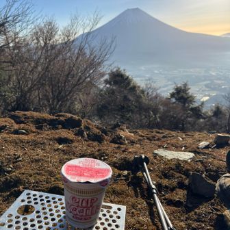 穏やかで気持ちよかったので、ココで朝食🍜
たまーに鳥のさえずりが聞こえるくらいで、静かに休憩出来ました😊
