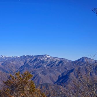 雁ヶ腹摺山と小金沢連嶺。