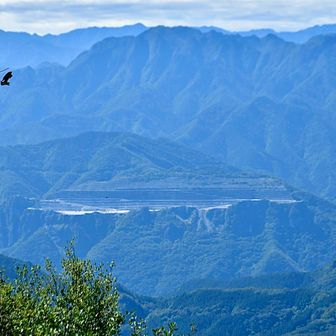 白髪山へ向かう途中、両神山と叶山が見えました♪

ギザギザとダンダン😆