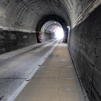 トンネルは、要注意。
車少なくて良かった。