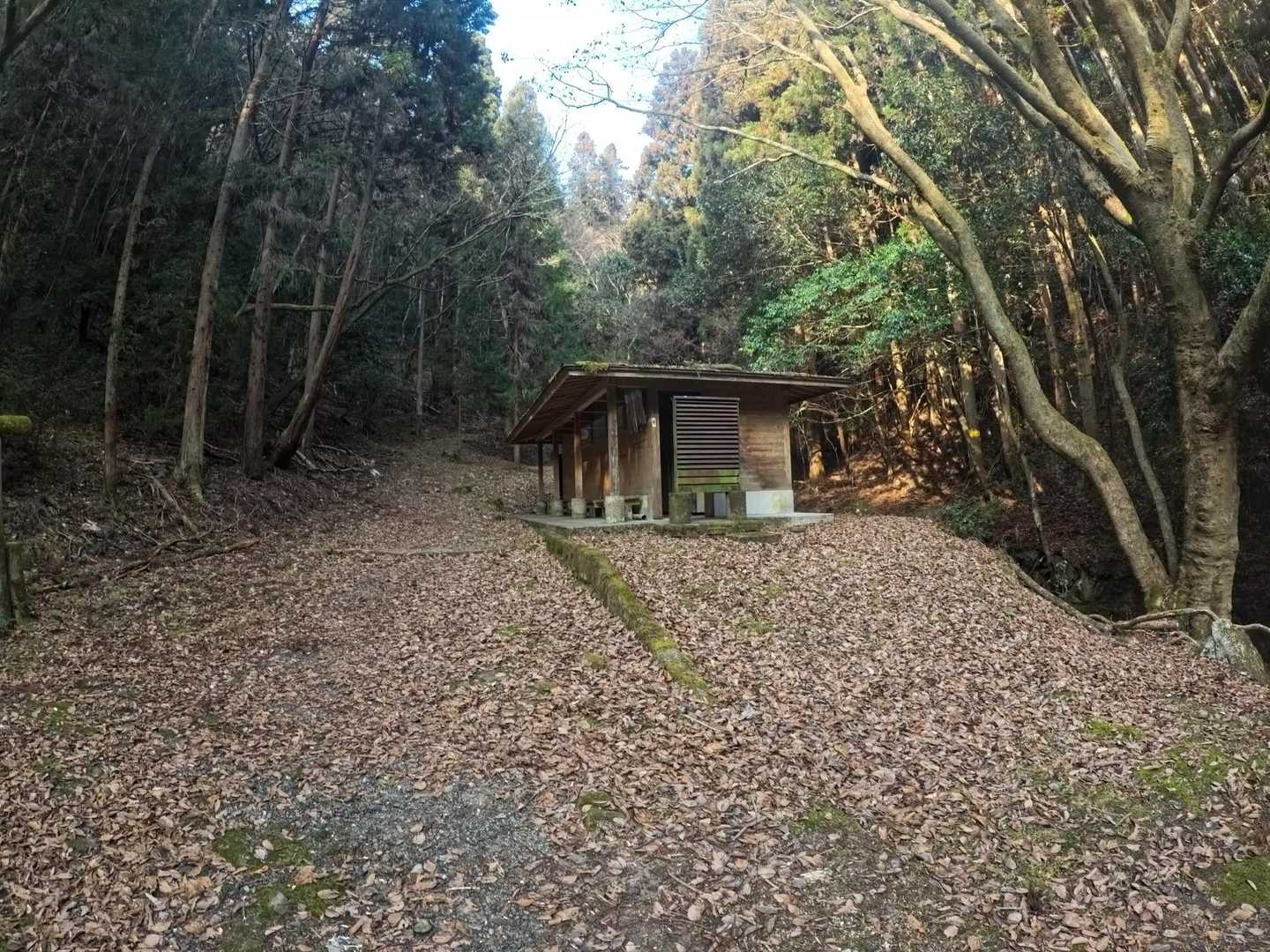 トイレ前で休憩。使わなかったのでペーパーあるか確認出来ませんでした