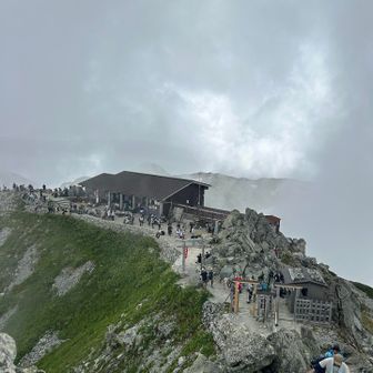 雄山山頂は沢山の人