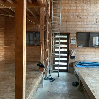 中こんな感じです。右奥に銀マットがいっぱい置いてある。