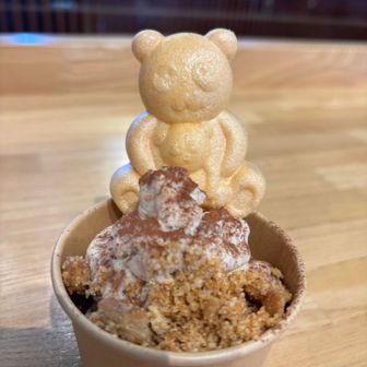 落花生ジェラート　最中生地のパンダが中華っぽい