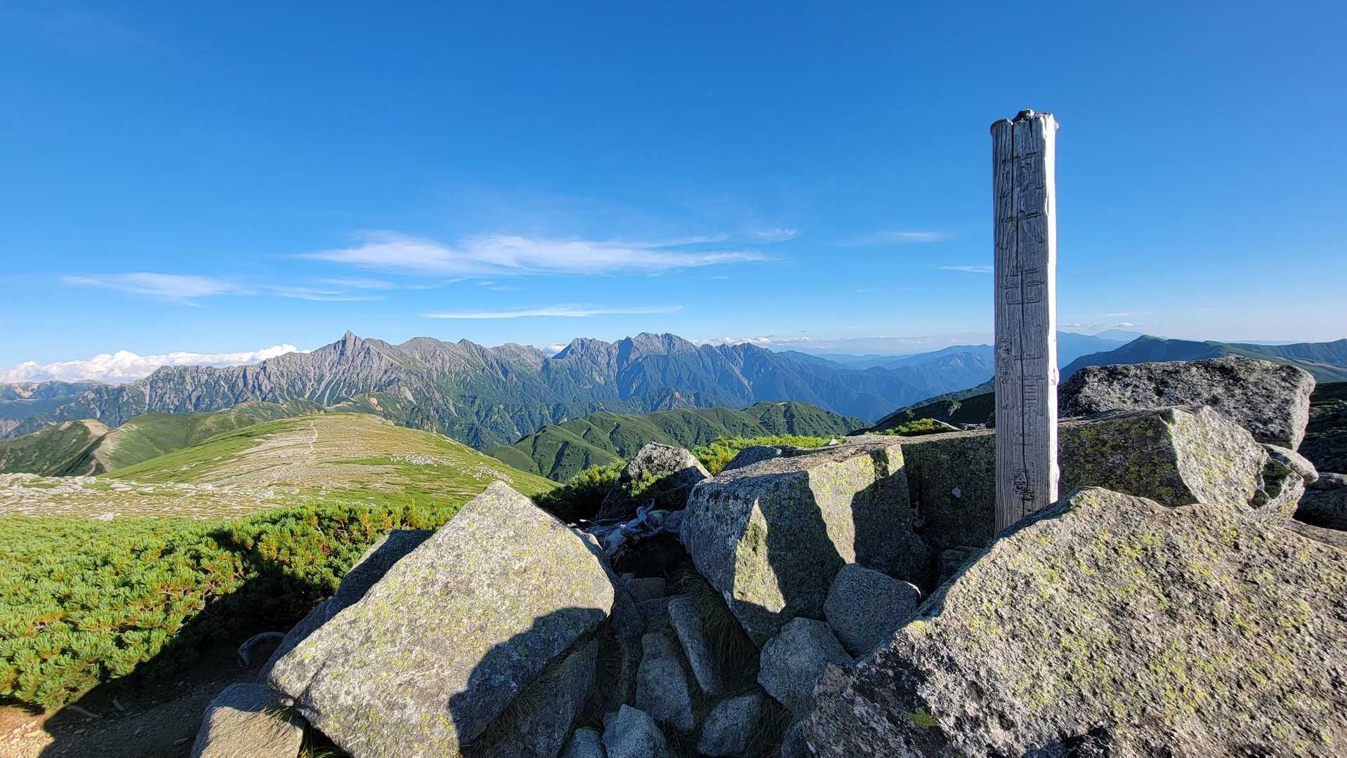 双六岳 | なだらかな山頂の彼方にそびえる槍ヶ岳の鋭峰は人気の絶景・天空の滑走路の写真