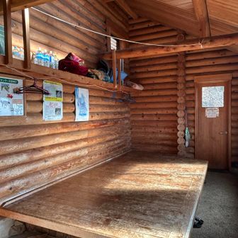 避難小屋の中は綺麗で、水や毛布も常備されていました。