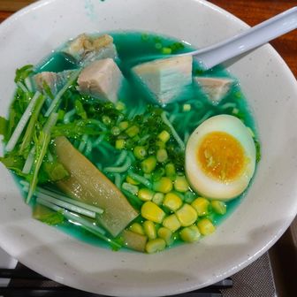 お目当ての魔女ラーメン🍜旨い👍️✨
見た目だけじゃなかった。和風のあっさりした出汁味