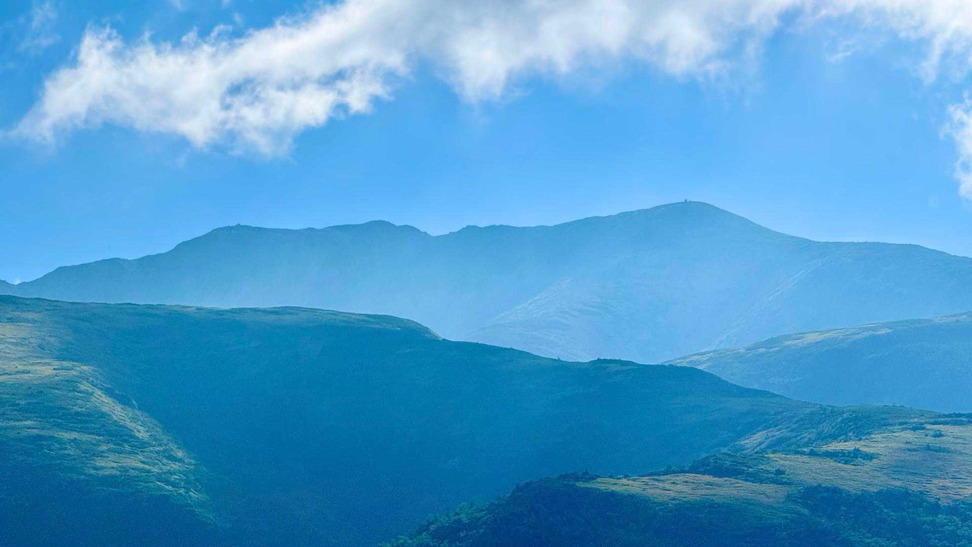 薄いガスの向こうに巨大な山稜が連なっている
あれこそが薬師岳の頂稜であった
これからあの上を歩くことが出来るんだね
まだ何時間か後のことだけど楽しみに思えてきた