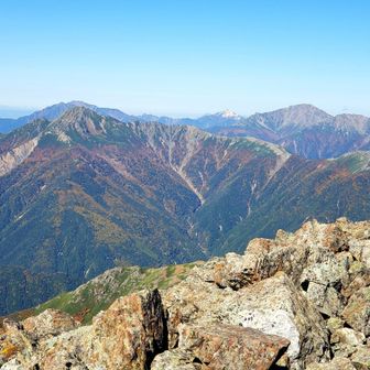 仙丈ヶ岳と塩見岳が重ね、となりに甲斐駒ヶ岳と間ノ岳