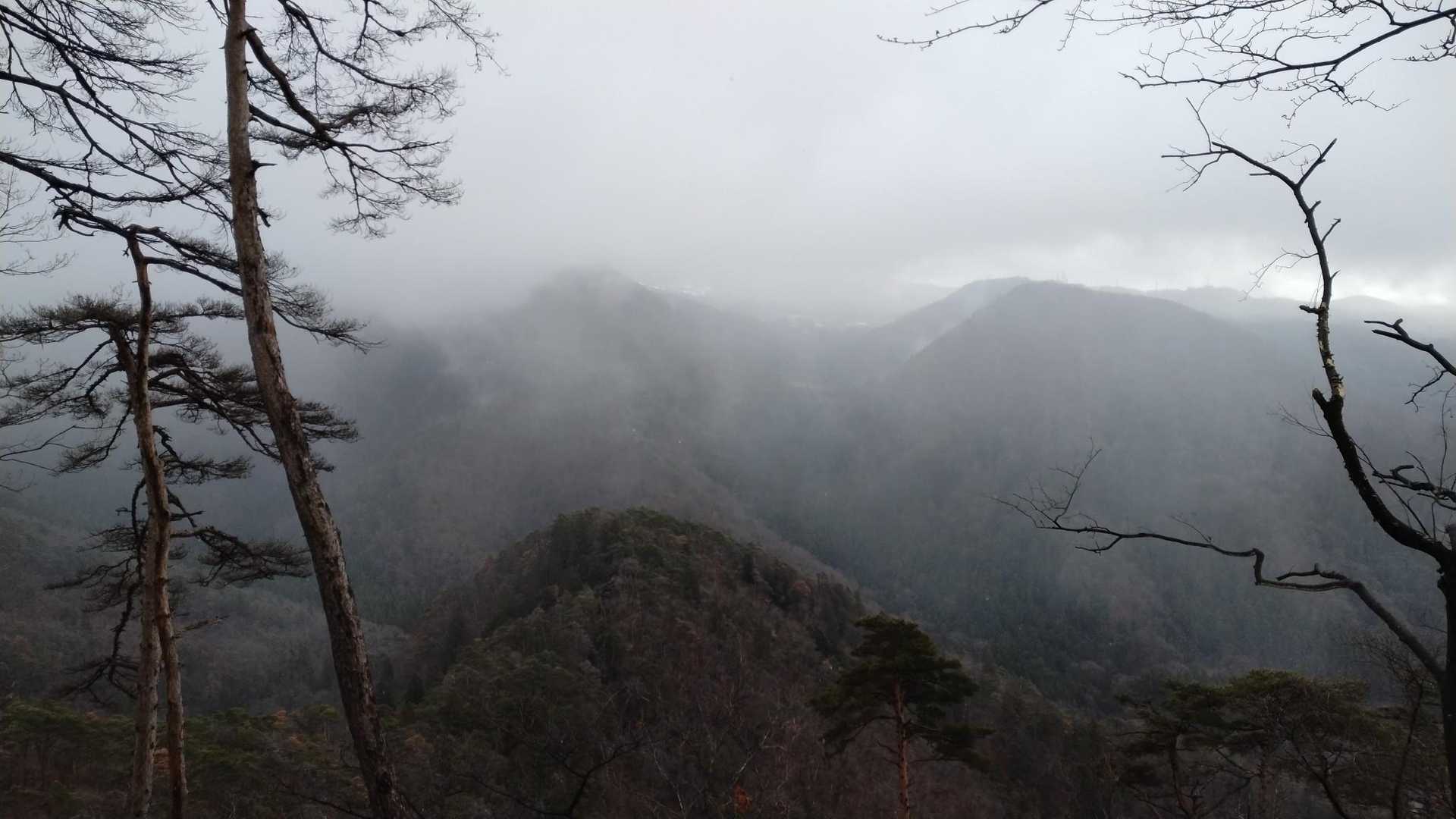 猿岡山と鷹取山　瀧山は雲の中