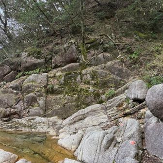 よく見ると、岩に赤いペンキ1