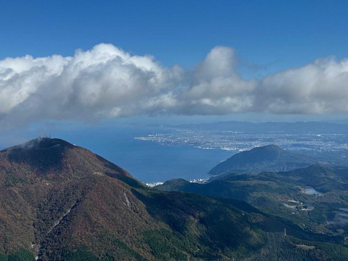 晴れてきて別府湾がブルーです