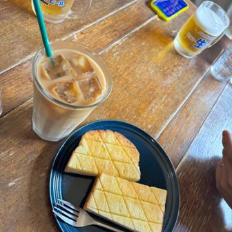 駅前のカフェtabi tabiさんでお昼ご飯。
みんなはがっつり食べてた🍽️🍻

エアコンの効いた店内で食事させてもらえてありがたし🙏

話題、色々盛り上がって⏳尽きず〜