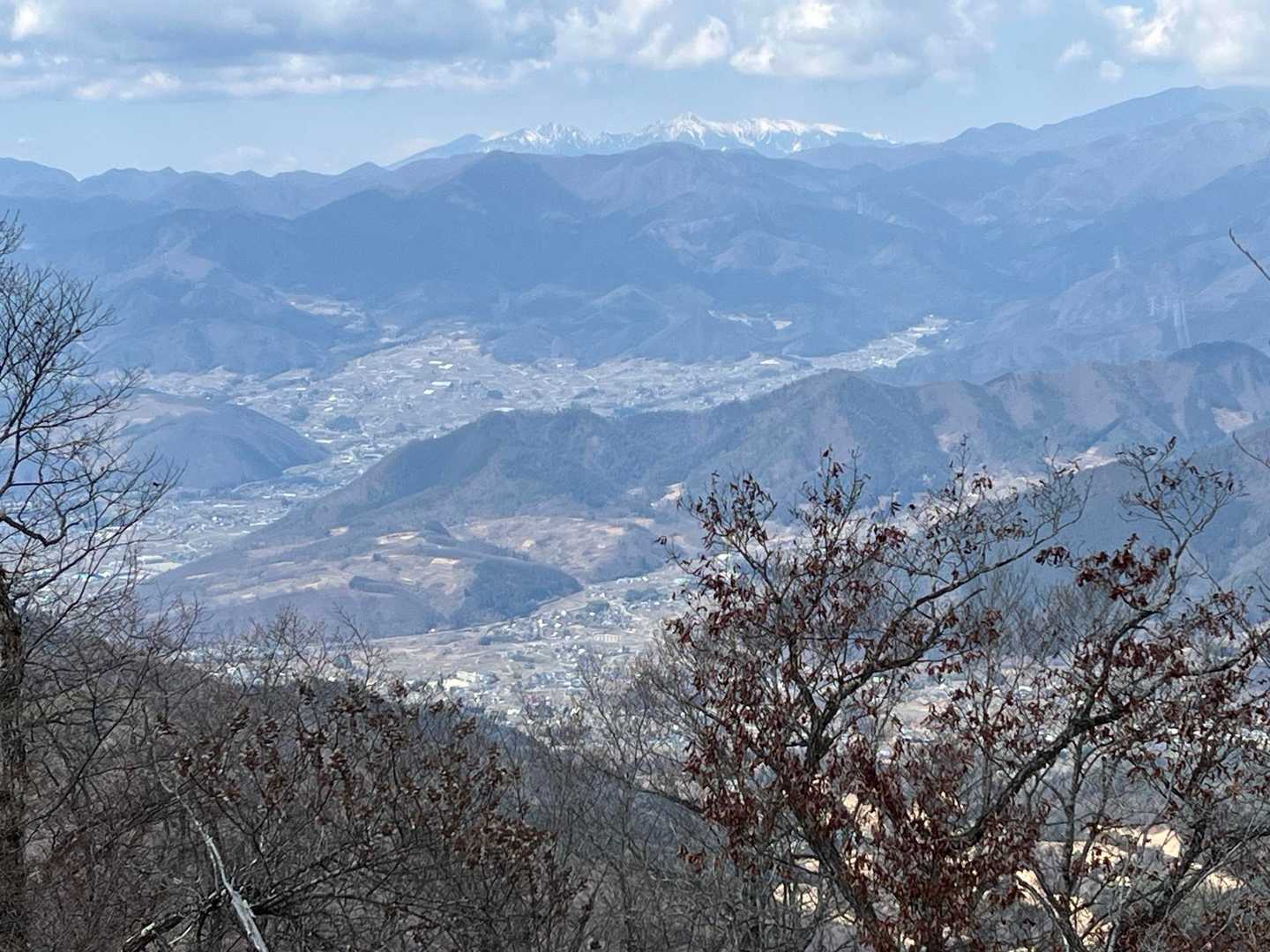 塩山市街、その奥に八ヶ岳