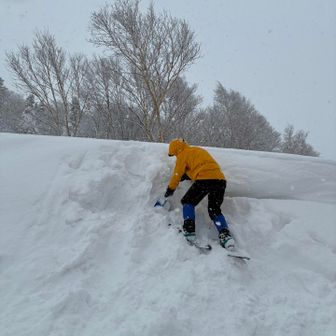 車道を塞ぐ形で現れた雪壁にルート構築。
写真左側は崖なので高巻きできず、右側の斜面は雪壁とのギャップが低くなる所もありましたが、全体として雪庇のような状態で割れ目も見えました。
地面の上の雪の塊である、正面の雪壁を攻略した方が安全、と言う判断。