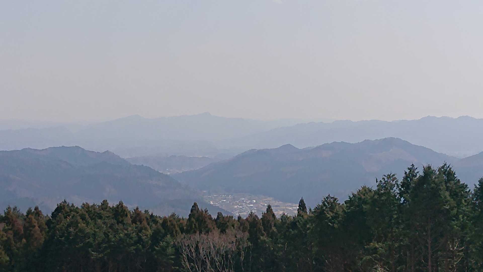 鉄塔の先からは奥久慈男体山が見えました