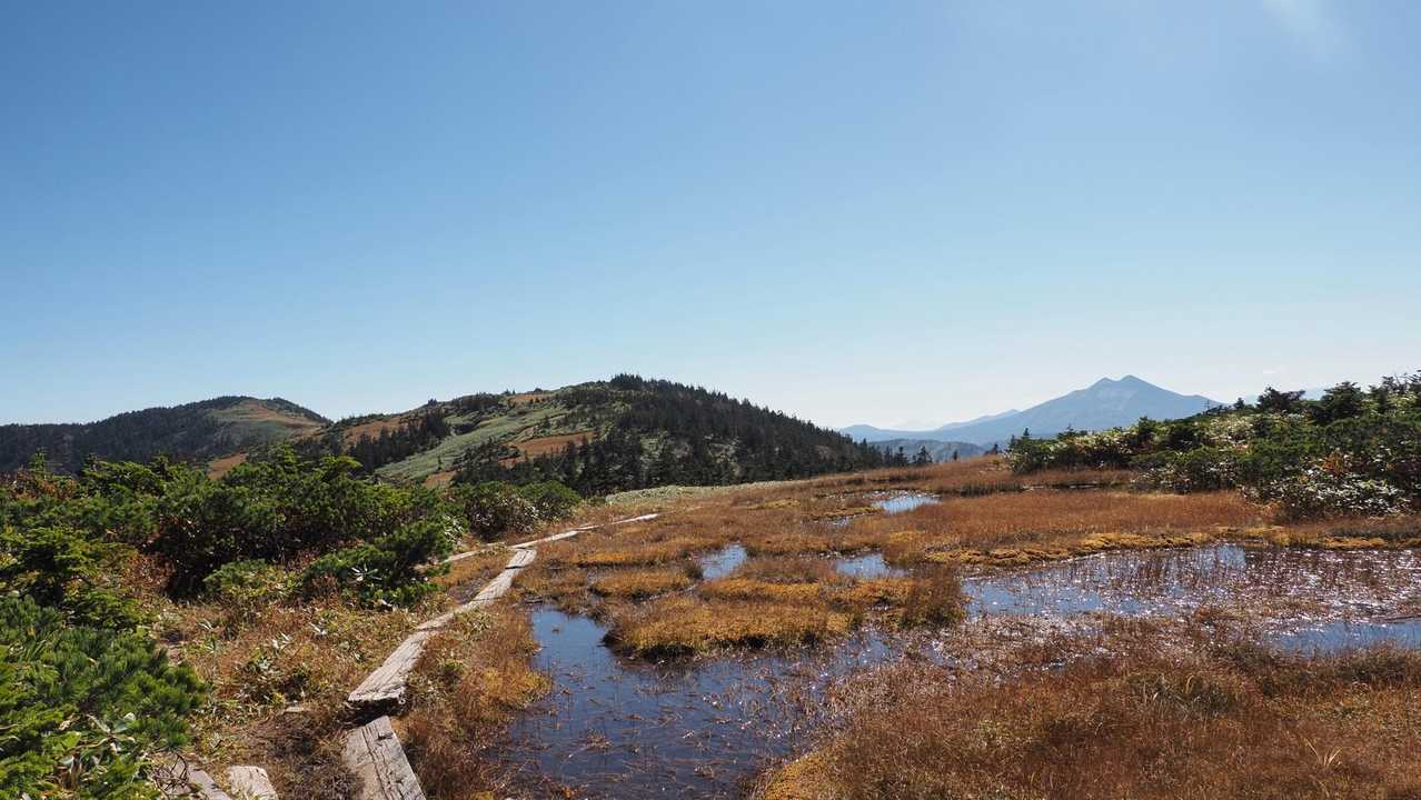 会津駒ヶ岳・中門岳、草紅葉広がる稜線へ の写真 16